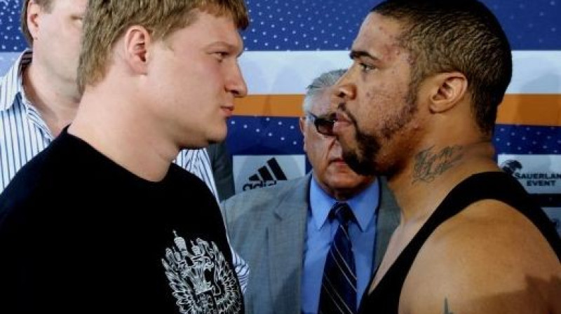 Aleksandrs Povetkins un Džeisons Estrada
Foto: allboxing.ru