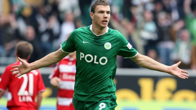 "Wolfsburg" līderis - bosniešu uzbrucējs Edins Dzeko - svin vārtu guvumu pret Minhenes "Bayern"
Foto: AFP