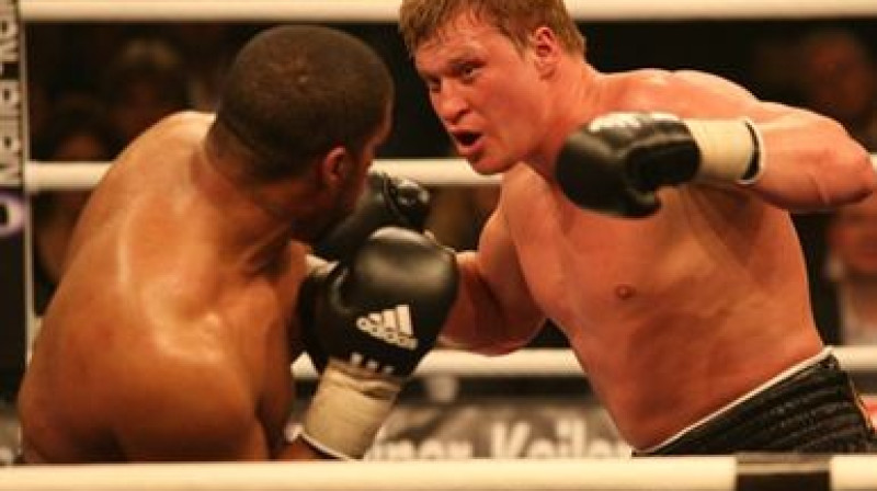 Aleksandrs Povetkins cīņā ar Džeisonu Estradu
Foto: boxen.com