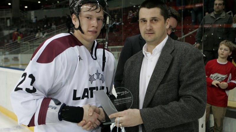 Otrās pārbaudes spēles eSports.lv lietotāju favorīts Andris Džeriņš saņem balvu.
Foto: LHF