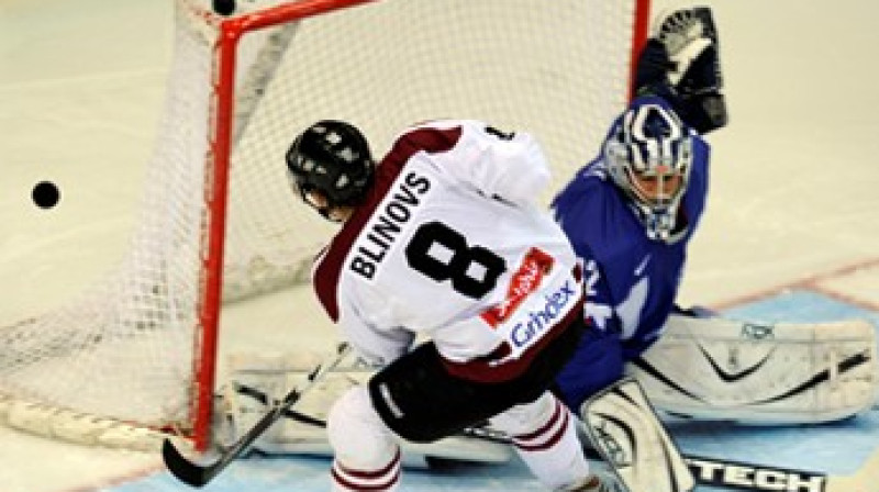 Viktors Bļinovs nespēj pārspēt viesu vārtsargu
Foto: Romāns Kokšarovs, Sporta Avīze, f64