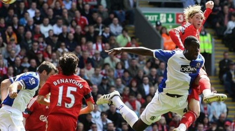Fernando Toress augstā lēcienā gūst otros vārtus
Foto: AP