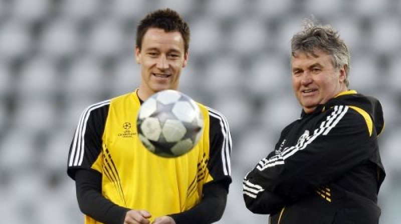 Džons Terijs (no kreisās) un Gūss Hidinks
Foto: AFP