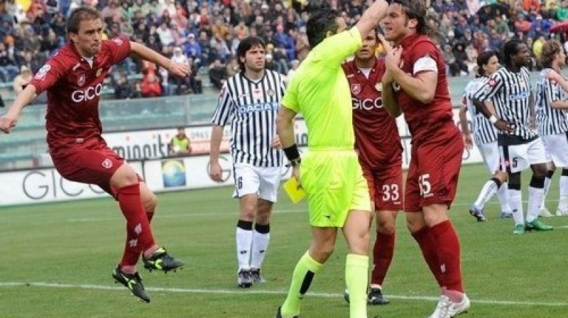 Tiesnesis "Reggina" spēlētājus šodien nežēloja
Foto: AP