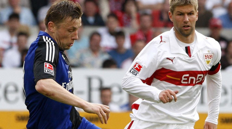 Divcīņa starp hamburgieti Ivicu Oliču (pa kreisi) un
Tomasu Hiclspergeru ("Stuttgart")
Foto: AP