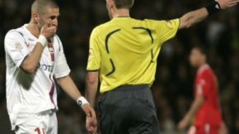 Karims Benzemā (no kreisās) pārdzīvo neveiksmi 
Foto: AP