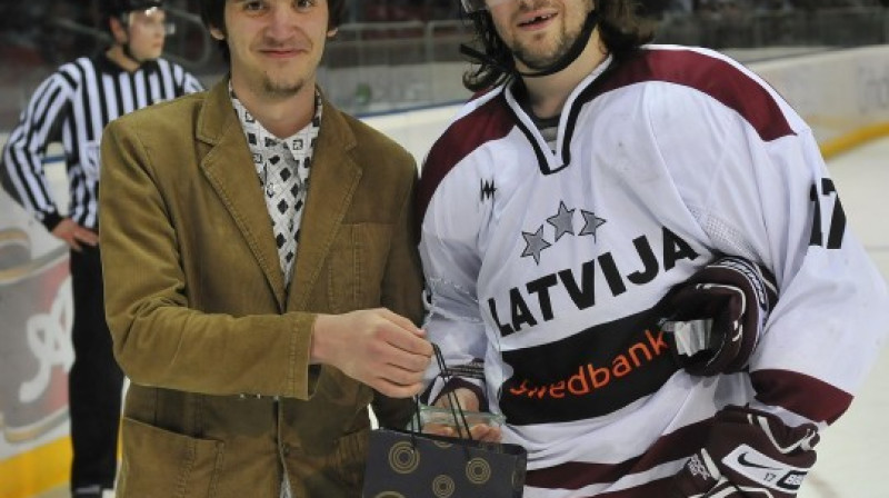 Viens no labākajiem pārbaudes spēļu ciklā, Aleksandrs Ņiživijs saņem eSports.lv balvu no portāla projektu vadītāja Jāņa Cīruļa
Foto: Romualds Vambuts