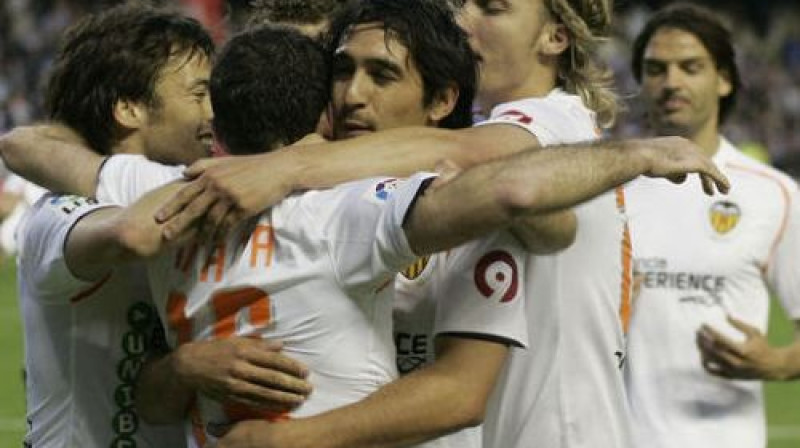 "Valencia" futbolisti atzīmē vārtu guvumu
Foto: AFP