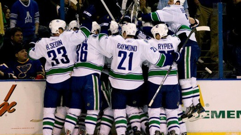 Vankūveras "Canucks" hokejistu prieks par iekļūšanu otrajā kārtā
Foto: AFP