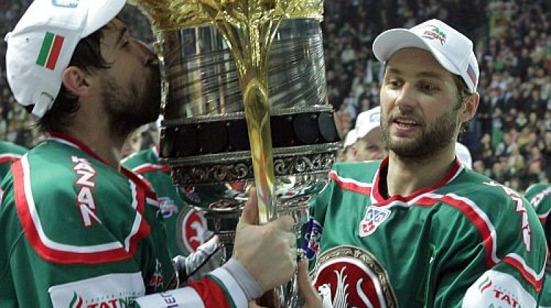 Aleksejs Morozovs (pa labi) ar Gagarina kausu
Foto: RIA Novosti