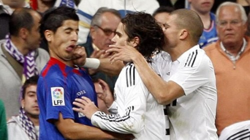 Pepe (pirmais no labās) iekausta Huanu Albinu
Foto: marca
