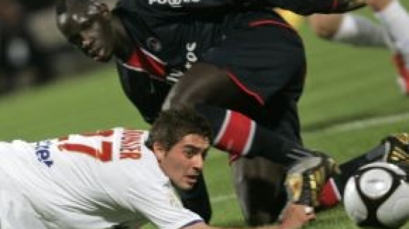 Antonī Munjē (baltā kreklā) vēro, kā no viņa attālinās bumba un čempionu tituls...
Foto: AP