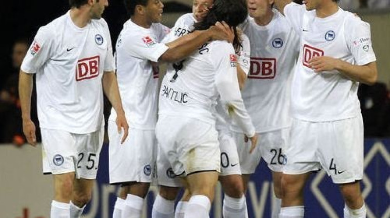 Berlīnes "Hertha" futbolisti svin vārtu guvumu
Foto: AFP
