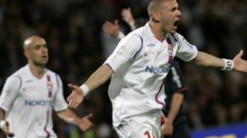 "Lyon" spēlētāji Kriss un Karims Benzemā (tuvplānā) neizpratnē par tiesneša lēmumu
Foto: AP