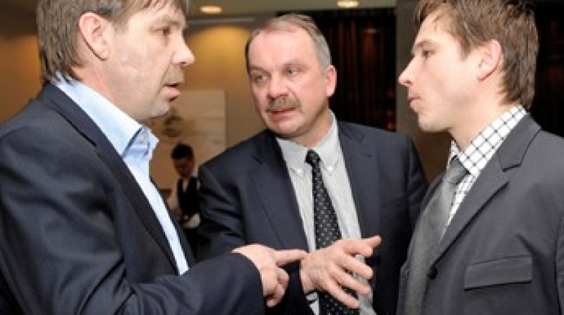 Māris Baldonieks (centrā) starp Oļegu Znaroku (pa kreisi) un Rodrigo Laviņu (pa labi)
Foto: Romāns Kokšarovs, Sporta Avīze, f64