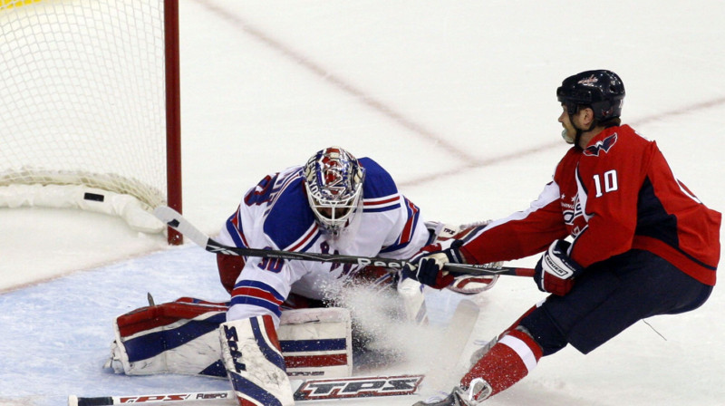 Mets Bredlijs iemet ripu Henrika Lungkvista 
sargātajos vārtos. Foto: AP