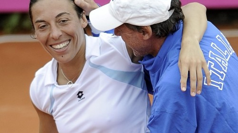 Itālijas komandas kapteinis sveic
Frančesku Skjavoni pēc izšķirošās uzvaras
Foto: AFP