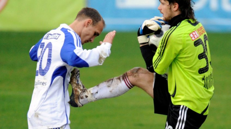 Nepiekāpīga cīņa starp Ivanu Špakovu (Ventspils)
un Germanu Māliņu (Skonto) gaidāma arī šodien
Foto: Romans Kokšarovs, Sporta Avīze, f64