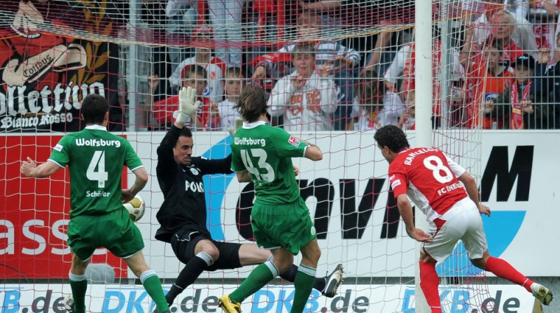 "Energie" uzbrucējs Dimitars Rangelovs gūst 
pirmos vārtus kotbusiešu labā
Foto: AFP