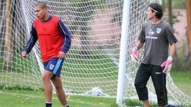 Gastons Pezuti (no labās)