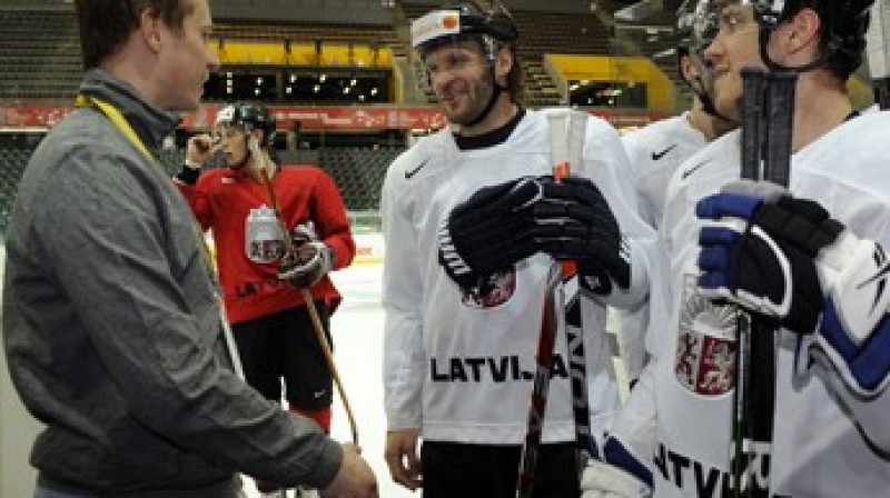 Oskaru Bārtuli sagaida Kārlis Skrastiņš un Mārtiņš Karsums
Foto: Romāns Kokšarovs, Sporta Avīze, f64