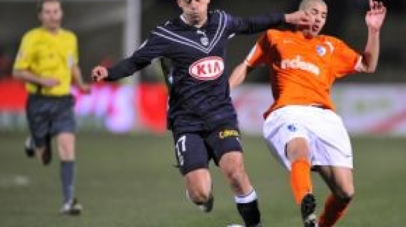 Vendels (tumšā kreklā) cīņā ar pretinieku
Foto: AFP