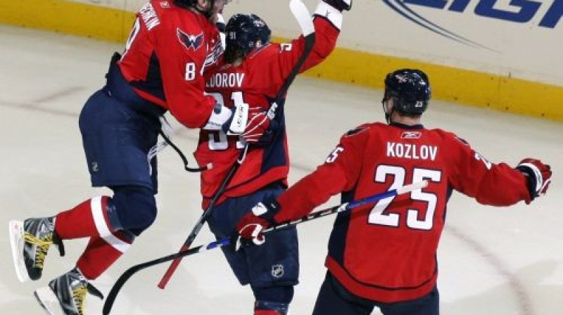 Ovečkins un Kozlovs apsveic Fjodorovu
Foto: AP