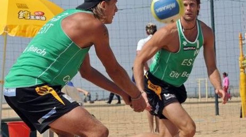 No kreisās Rivo Vesiks un Kristians Kaiss
Foto: www.fivb.com