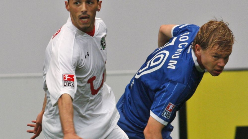 Divcīņa starp "Hannover" un "Bochum" futbolistiem
Foto: AP