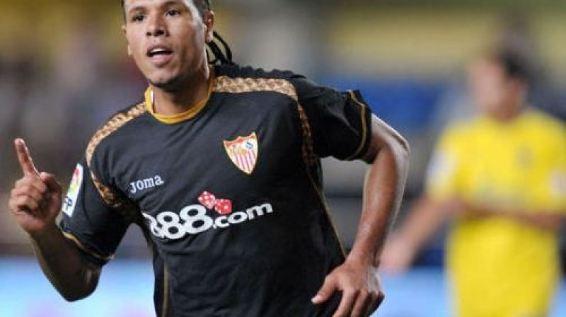 Luiss Fabiano ("Sevilla") atzīmē vārtu guvumu
Foto: AFP