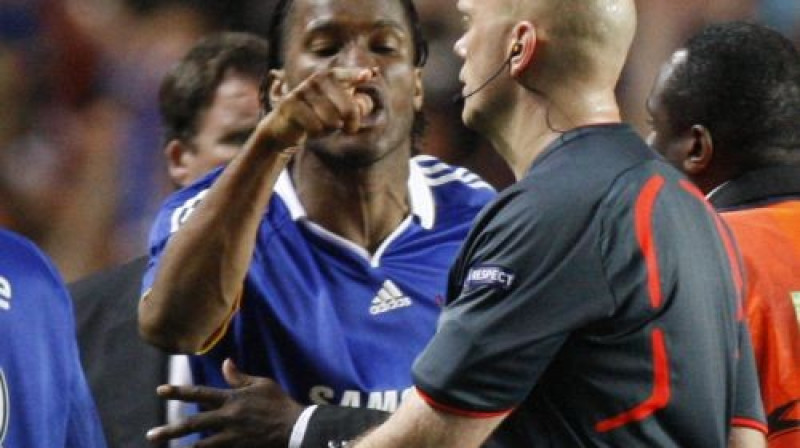 Didjē Drogba apvaino tiesnesi
Foto: AP