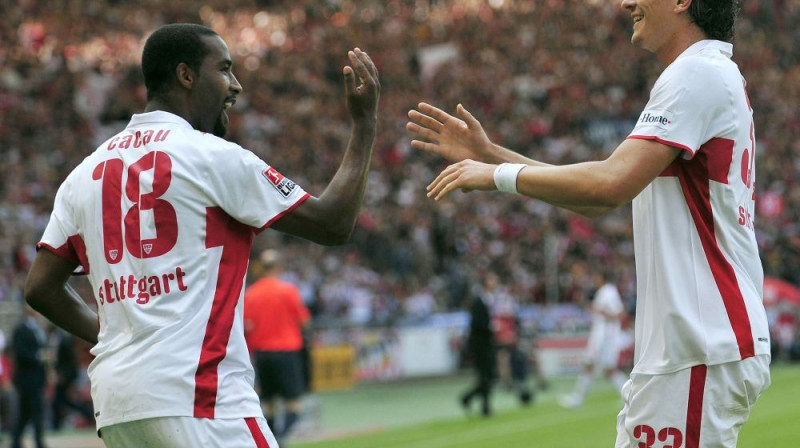 "Stuttgart" futbolists Kakau (pa kreisi) apsveic
Mario Gomezu, kurš šodien guva četrus vārtus
Foto: AFP