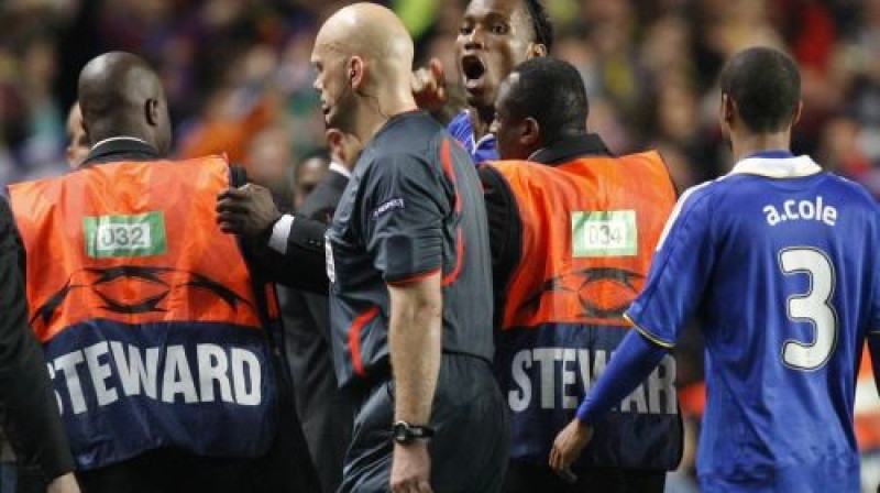 Didjē Drogba apvaino tiesnesi Tomu Heningu Ovrebo 
Foto: AFP