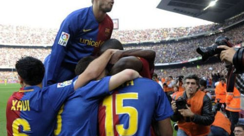 "Barcelona" futbolisti atzīmē vārtu guvumu, taču īstās svinības vēl jāatliek
Foto: AFP