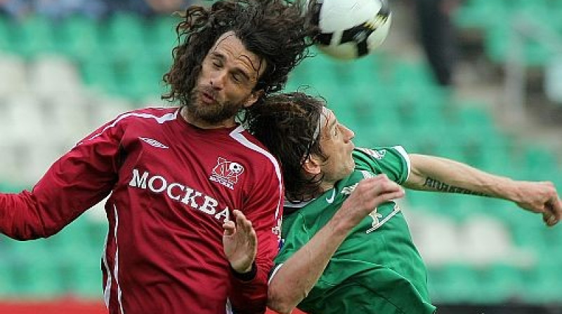 Romāns Šaronovs (pa labi) guva pirmos "Rubin" vārtus
Foto: ITAR-TASS