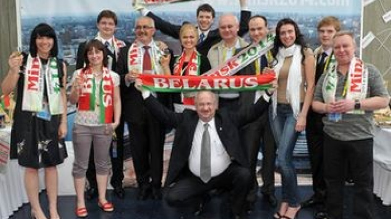 Baltkrievijas hokeja federācijas
amatpersonas līksmo
Foto: www.iihf.com