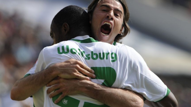 "Wolfsburg" uzbrukuma līderi Grafiti pēc vārtu
guvuma sveic itāļu aizsargs Andrea Barzagli
Foto: AP