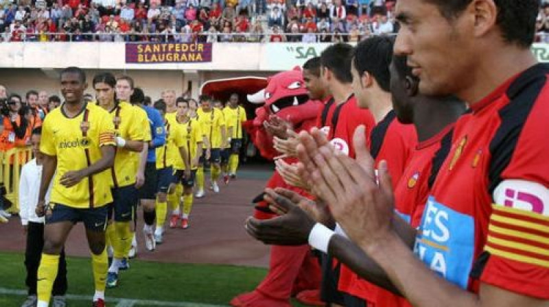 "Mallorca" futbolisti pirms spēles godina kolēģus no "Barcelona"
Foto: AFP
