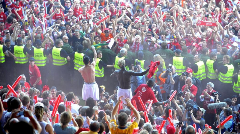 Mainca šodien līksmo - tās futbola klubs atgriežas 
pirmajā Bundeslīgā pēc divu gadu pārtraukuma
Foto: AFP