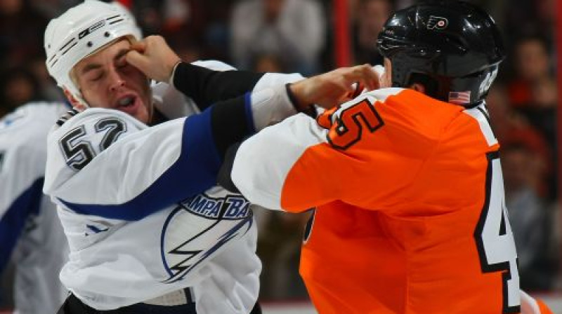 Jau savā pirmajā NHL spēlē Smolenaks (# 52) izvicināja dūres ar Filadelfijas "Flyers" spēlētāju Āronu Ašamu
Foto: GETTY IMAGES