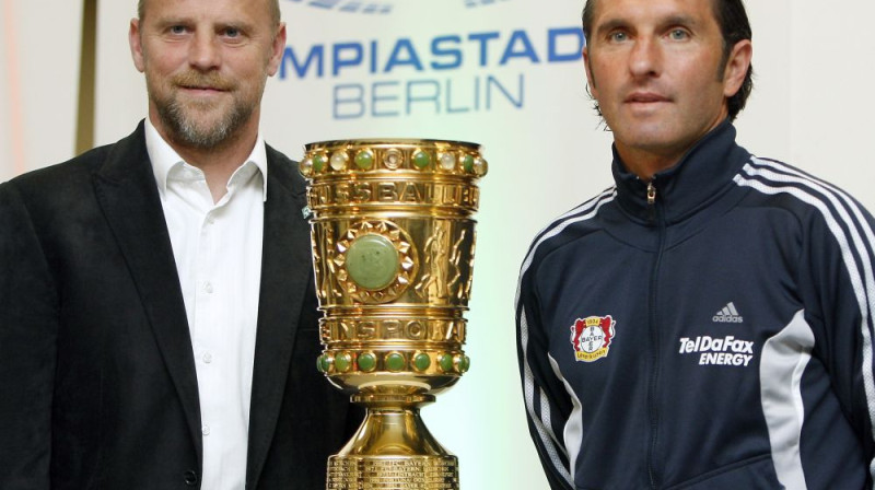 Pie trofejas abu komandu galvenie treneri - Tomass Šāfs ("Werder") un Bruno Labadija ("Bayer 04")
Foto: AP