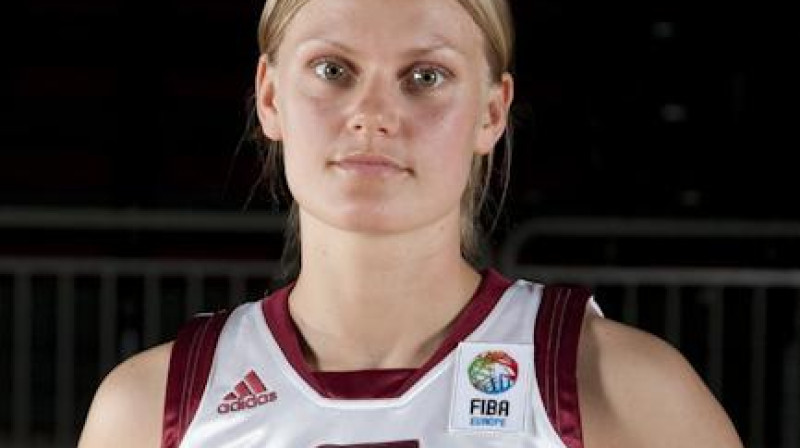 Aizsardze Zane Eglīte spēlēs Ainara Zvirgzdiņa vadītajā Cēsu vienībā
Foto: EuroBasketWomen2009.com