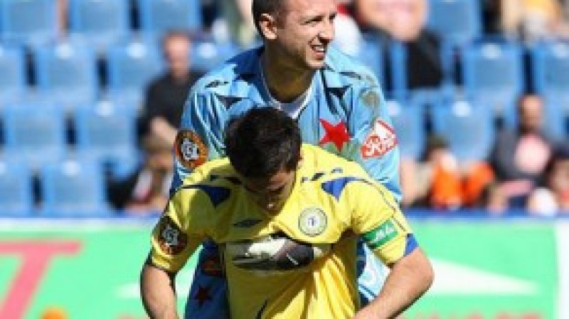 Deniss Romanovs piepalīdz pretiniekam
Foto: slavia.cz