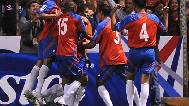 Kostarikas futbolisti priecājas par vārtu guvumu 
Foto: AFP