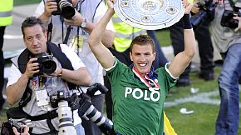 Edins Džeko žurnālistu ielenkumā 
Foto: AP