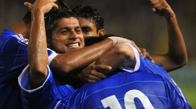 Salvadoras futbolisti priecājas par uzvaras vārtiem
Foto: AFP