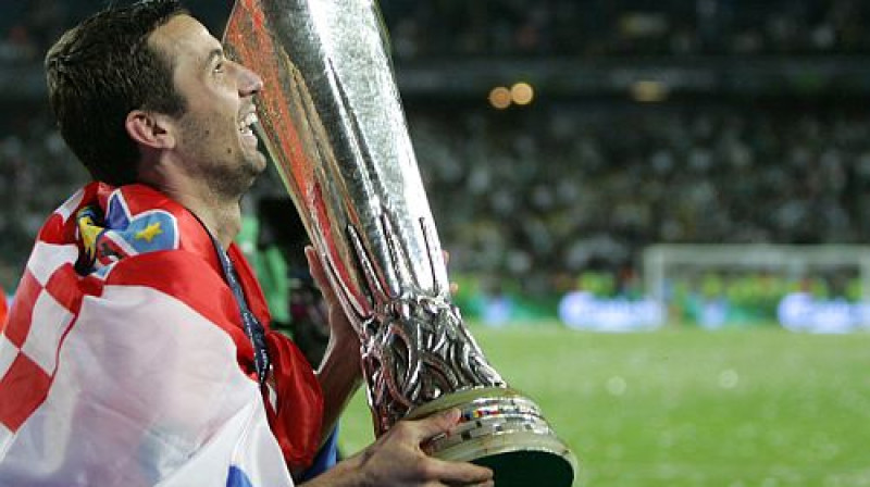 Darijo Srna ar UEFA kausu
Foto: AP