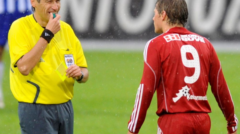 Tiesnesis Andrejs Sipailo brīdina Kristapu Blanku
Foto: Romans Kokšarovs, Sporta Avīze, f64