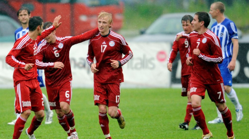 "Skonto" futbolisti sveic abu vārtu guvēju Lukjanovu
Foto: Romans Kokšarovs, Sporta Avīze, f64