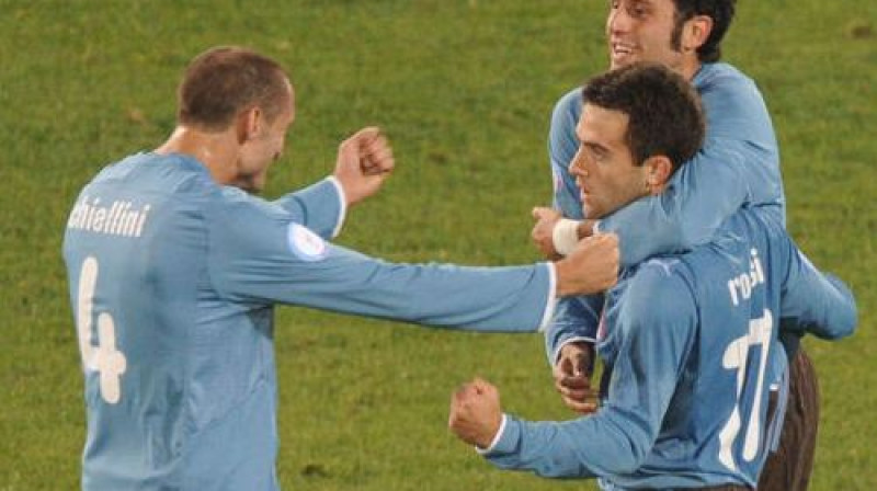Itālijas futbolistu prieki pēc Džuzepes Rosi gūtajiem vārtiem
Foto: AFP